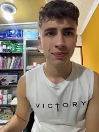 AdrianRinaldi — вебкам-модель онлайн на stripchat