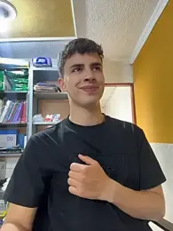 AdrianRinaldi — вебкам-модель онлайн на stripchat