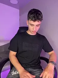 AdrianRinaldi — вебкам-модель онлайн на stripchat