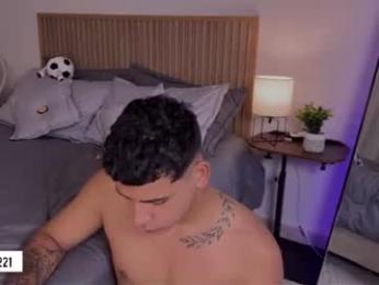 _e_m_m_a_1 — вебкам-модель онлайн на chaturbate