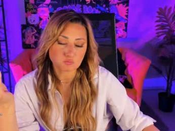 sarahholly — Chaturbate stream photo (Apr 2025)