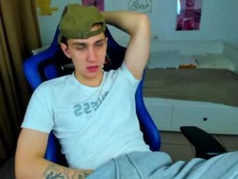 frank_mooree — вебкам-модель онлайн на chaturbate