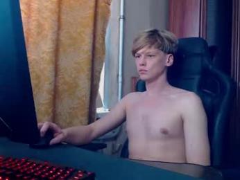 shyredstar — вебкам-модель онлайн на chaturbate