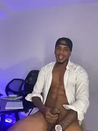 AaronCruz_ — Stripchat stream photo (Apr 2026)