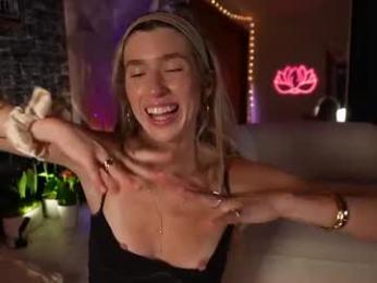 lucy_gooosey — вебкам-модель онлайн на chaturbate