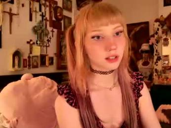 eve003300 — вебкам-модель онлайн на chaturbate