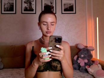 -moon-girl-18 — Bongacams recorded stream screenshot (07 Jun 2025)