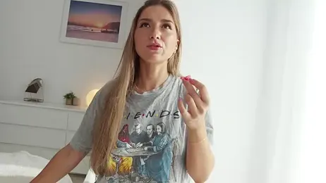 StracciaStella- — Stripchat recorded stream image, 19.06.2025 13:40