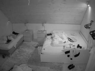 voyeurcam-julmodels-whitebed-2 — Camsoda recorded stream screenshot (02 Oct 2025)