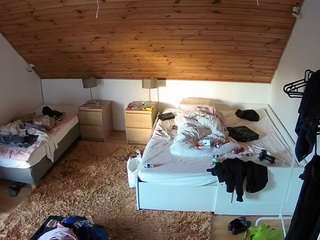 voyeurcam-julmodels-whitebed-2 — Camsoda recorded stream screenshot (02 Oct 2025)