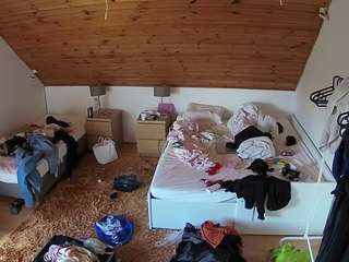 voyeurcam-julmodels-whitebed-2 — Camsoda recorded stream screenshot (09 Oct 2025)