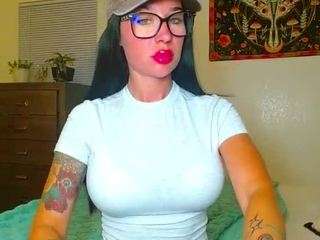 tighttinymilf — Camsoda recorded stream screenshot (04 Nov 2025)