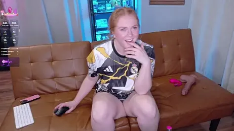 Scarlettredff — Stripchat recorded stream image, 05.12.2025 04:30