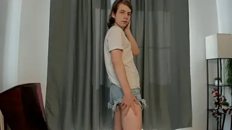 AvenGlow — Stripchat recorded stream image, 05.02.2026 07:30