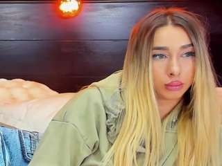 christynaross — Camsoda recorded stream image, 07.04.2026 00:00