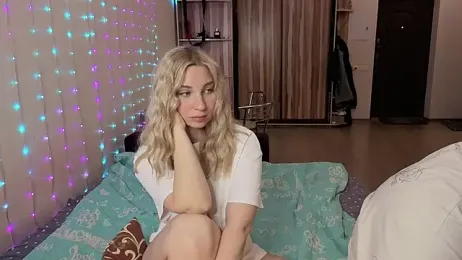 llolilove — Stripchat recorded stream screenshot (15 Apr 2026)