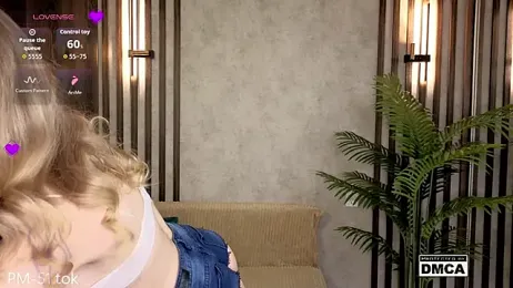 Holl1Would — Stripchat recorded stream image, 28.04.2026 03:40