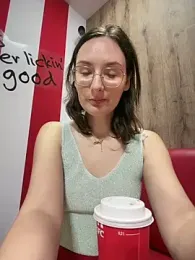 The_Snowwhitee — Stripchat recorded stream image, 07.05.2026 09:00